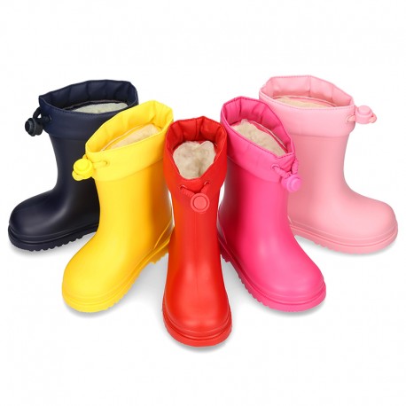Little rain boots with adjustable neck and WOOL KNIT lining.