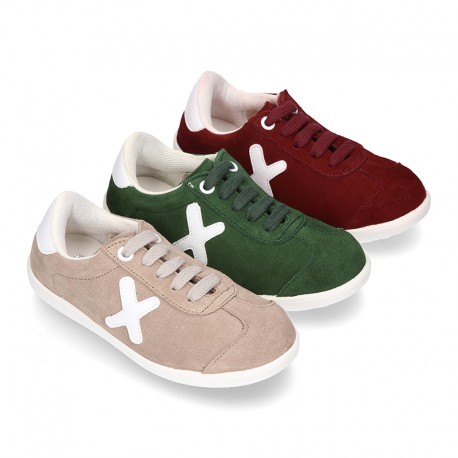 New TRENDY Casual suede leather Tennis shoes with shoelaces closure.