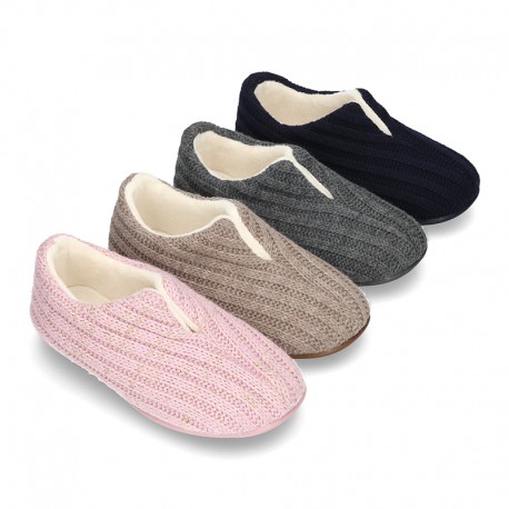 New closed Home shoes in wool knit with central opening.