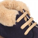 Botita con cuello de PELO con cordones en piel serraje.