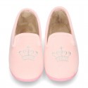 Nuevas zapatillas de casa en lana rosa con bordado corona plata.
