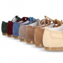 Suede leather English style shoes without tongue and tassels.