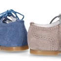 Suede leather English style shoes without tongue and tassels.