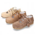 Suede leather English style shoes without tongue and tassels.