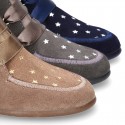 Little ankle boots Wallabee style with ties closure and STARS print design.