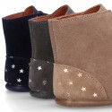 Little ankle boots Wallabee style with ties closure and STARS print design.