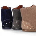 Little ankle boots Wallabee style with ties closure and STARS print design.