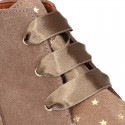 Little ankle boots Wallabee style with ties closure and STARS print design.