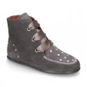 Little ankle boots Wallabee style with ties closure and STARS print design.