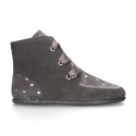 Little ankle boots Wallabee style with ties closure and STARS print design.