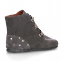 Little ankle boots Wallabee style with ties closure and STARS print design.