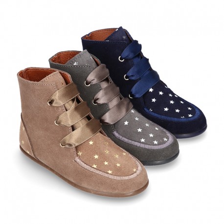 Little ankle boots Wallabee style with ties closure and STARS print design.