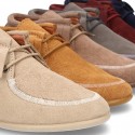 Botita tipo Wallabee con cordones y FLECOS en serraje.