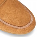 Botita tipo Wallabee con cordones y FLECOS en serraje.