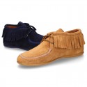 Botita tipo Wallabee con cordones y FLECOS en serraje.