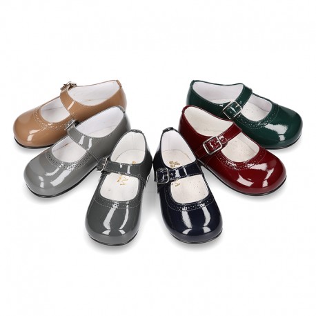 Classic little Mary Janes with chopped design in patent leather.