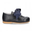 Classic little ENGLISH style shoes with ties in nappa leather.