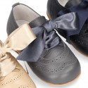 Classic little ENGLISH style shoes with ties in nappa leather.