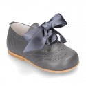 Classic little ENGLISH style shoes with ties in nappa leather.