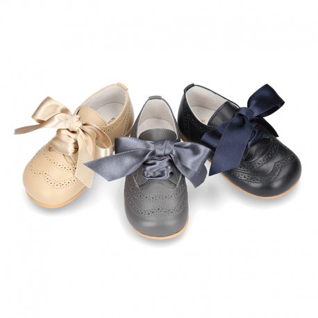 Classic little ENGLISH style shoes with ties in nappa leather.