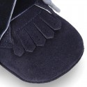 Suede leather little bootie for babies with velvet ties closure and fringed design.