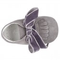 Suede leather little bootie for babies with velvet ties closure and fringed design.