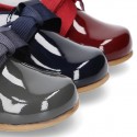 Patent leather Laces up shoes with ties closure.