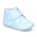 Little ankle boots for babies with velcro strap closure in patent leather.