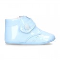 Little ankle boots for babies with velcro strap closure in patent leather.