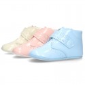 Little ankle boots for babies with velcro strap closure in patent leather.