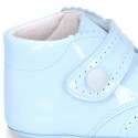 Little ankle boots for babies with velcro strap closure in patent leather.