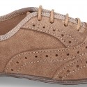 Zapato clásico tipo Blucher con lazos y picados en piel serraje.