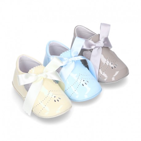 Dress shoes for baby little angel style with tongue in patent leather.