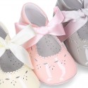 Little Mary Jane shoes angel style with ties in patent leather for baby.