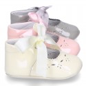 Little Mary Jane shoes angel style with ties in patent leather for baby.