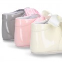 Little Mary Jane shoes angel style with ties in patent leather for baby.