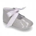 Little Mary Jane shoes angel style with ties in patent leather for baby.