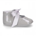 Little Mary Jane shoes angel style with ties in patent leather for baby.