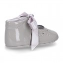 Little Mary Jane shoes angel style with ties in patent leather for baby.