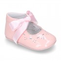 Little Mary Jane shoes angel style with ties in patent leather for baby.