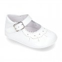 Soft Patent leather Little Mary Jane shoes for baby with buckle fastening.