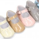 Soft Patent leather Little Mary Jane shoes for baby with buckle fastening.