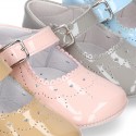 Soft Patent leather Little Mary Jane shoes for baby with buckle fastening.