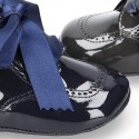 Little ankle boot shoes for baby with ties in patent leather.