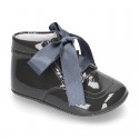 Little ankle boot shoes for baby with ties in patent leather.