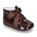 Little ankle boot shoes for baby with ties in patent leather.