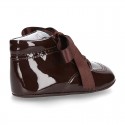 Little ankle boot shoes for baby with ties in patent leather.