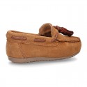 Moccasin shoes with tassels in suede leather color for kids.