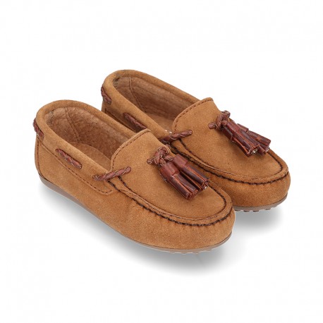 Moccasin shoes with tassels in suede leather color for kids.