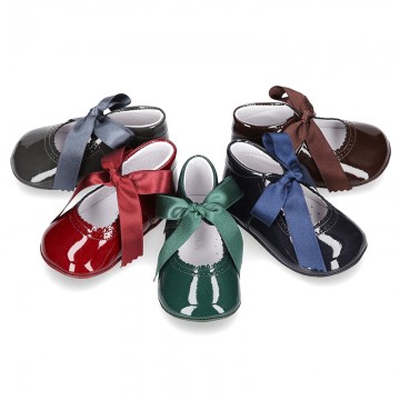 Patent leather little Mary Jane shoes for babies with ties closure.